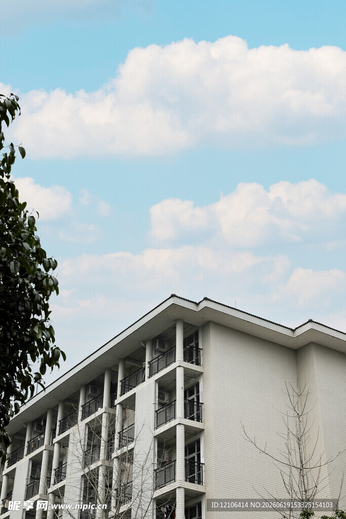 白色建筑与蓝天白云