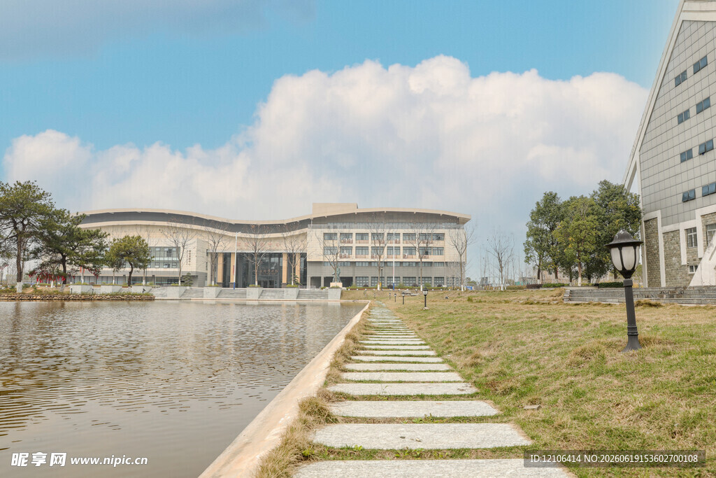 积水校园中的步道与建筑