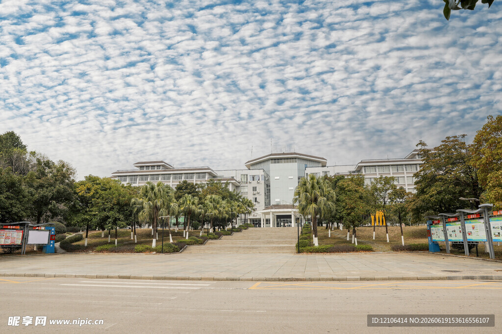 大学校园宏伟校门景观