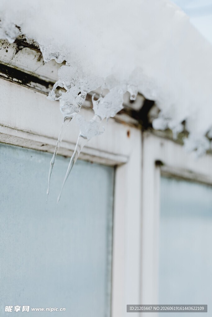 窗沿覆雪挂冰凌