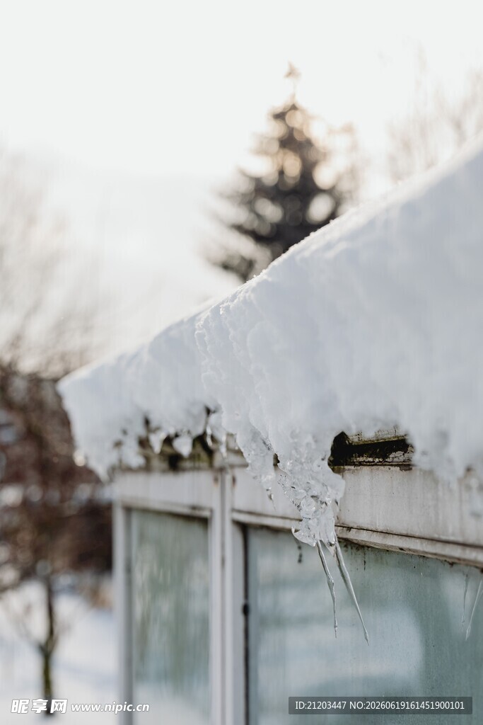 屋檐挂冰柱冬日雪景美