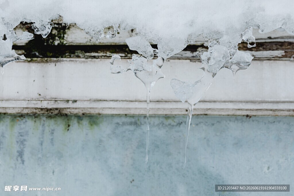 冬日覆雪的静谧水面