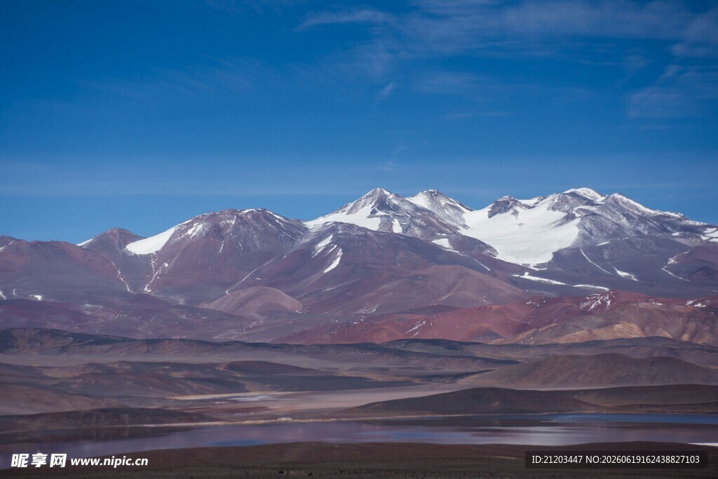 壮丽雪山下的开阔地貌