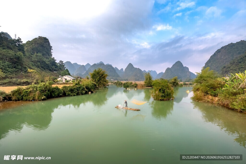 秀丽山水间的宁静河流
