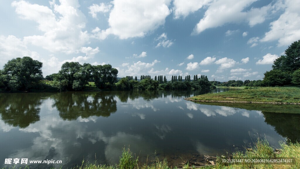 宁静湖畔美景