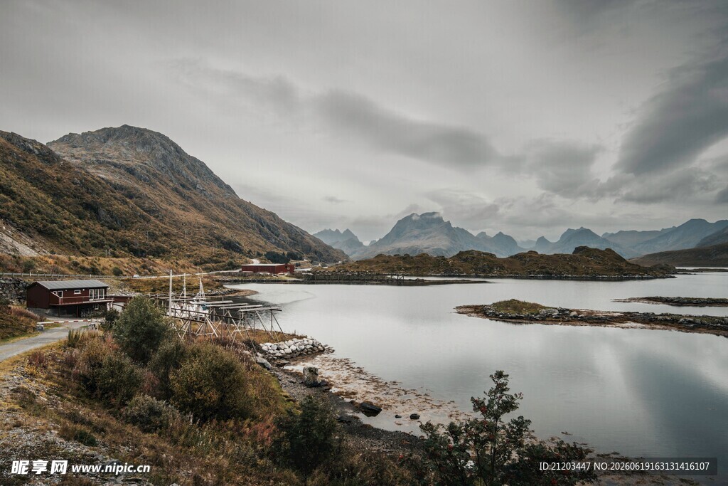 山间静谧湖泊风景如画
