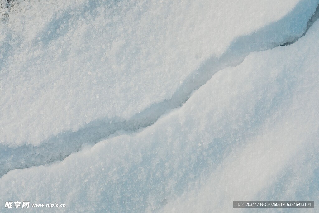 冬日雪景中的雪痕纹理