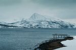冬日雪山下的宁静湖岸