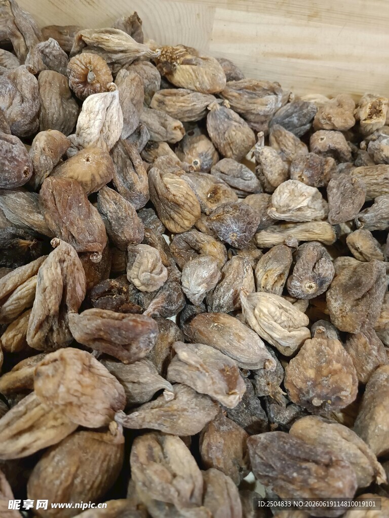 一堆干制的栀子果实