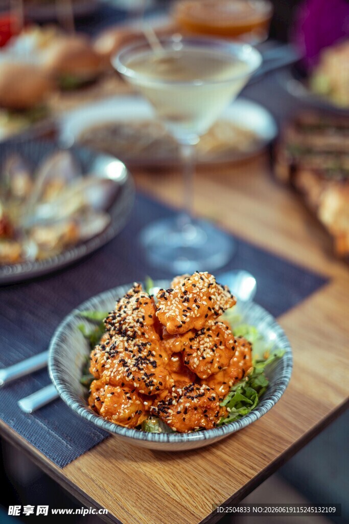 美味虾仁菜肴摆于餐桌