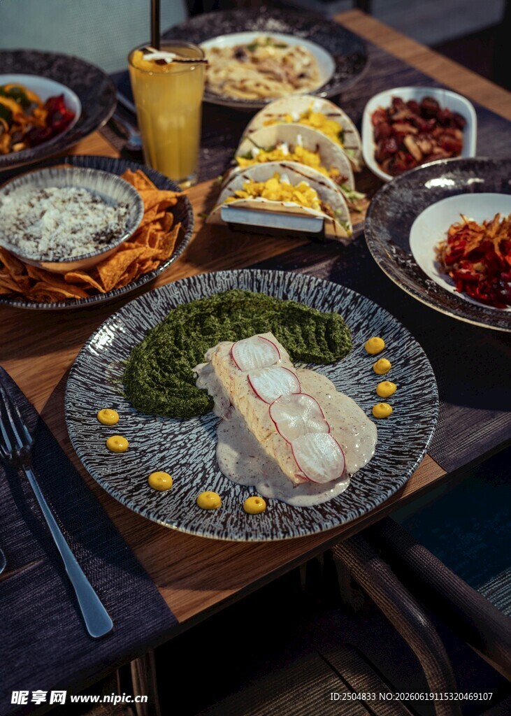 丰盛美味的多样餐桌美食