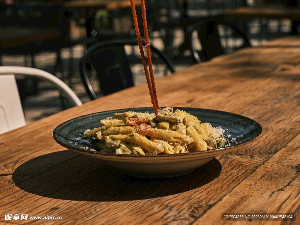 木桌上的美味面条