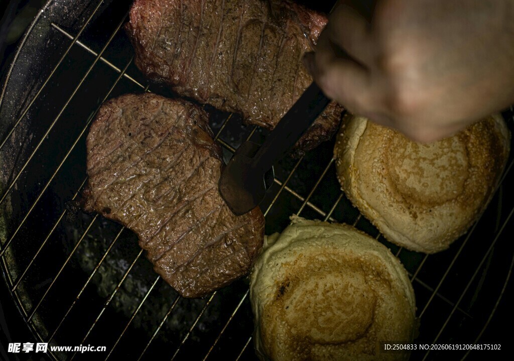 户外 烤肉 牛排 面包 烹饪 