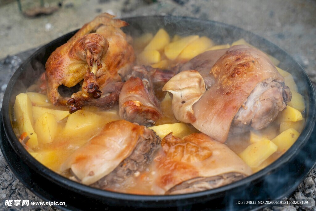 户外炖煮美味鸡肉与土豆