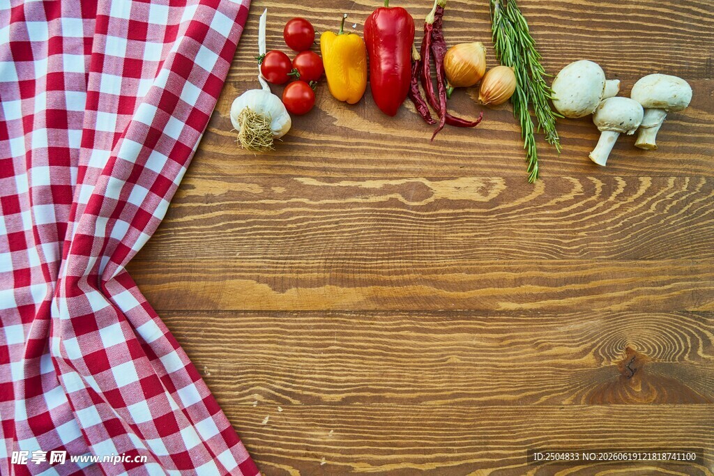 木桌上的多彩新鲜蔬菜