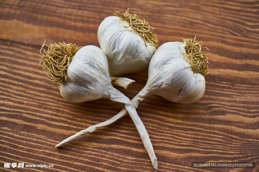 木桌上的新鲜大蒜