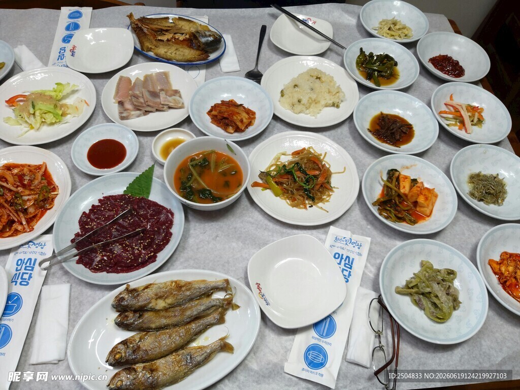 丰盛多样的美食拼盘