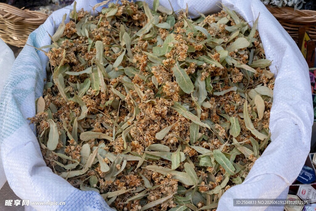 一袋干燥的香叶香料