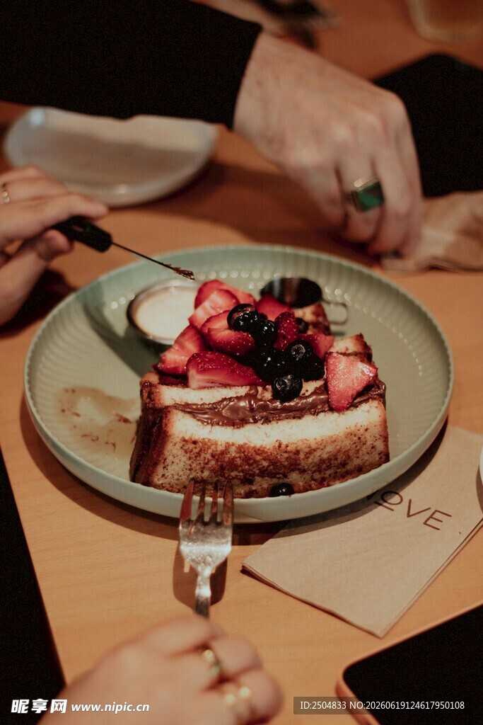 精致草莓三明治美食画面