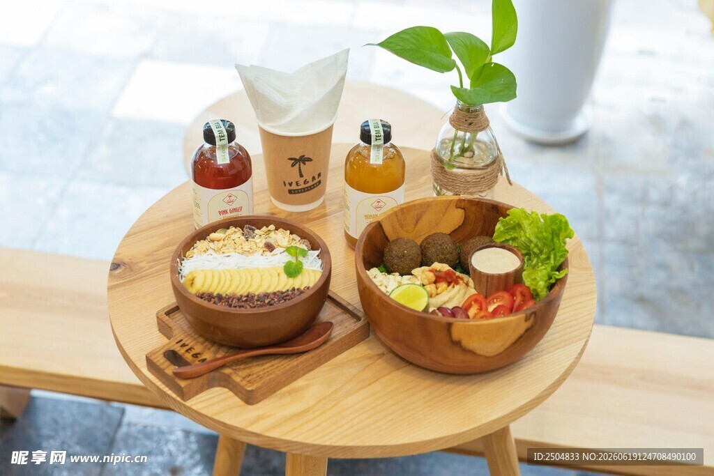 精致木盘上的营养美味餐食