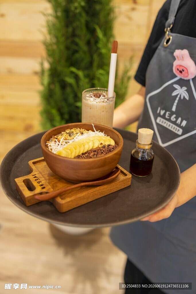 托盘上的美味餐食与饮品