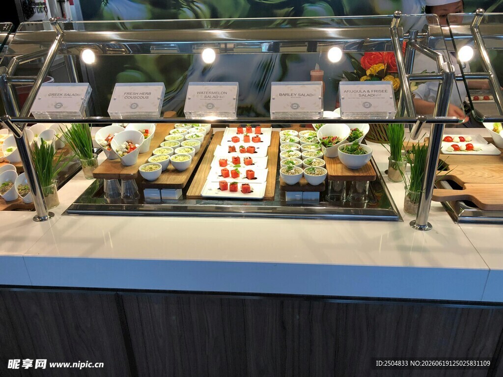 自助沙拉吧展示新鲜食材