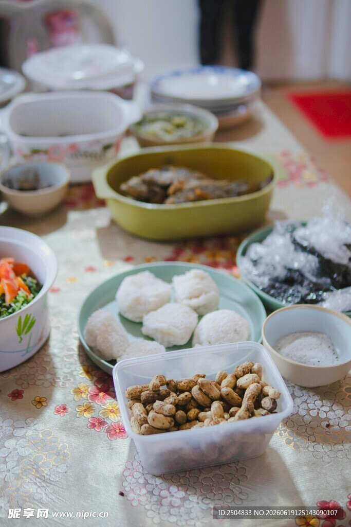 丰盛中式美食摆桌