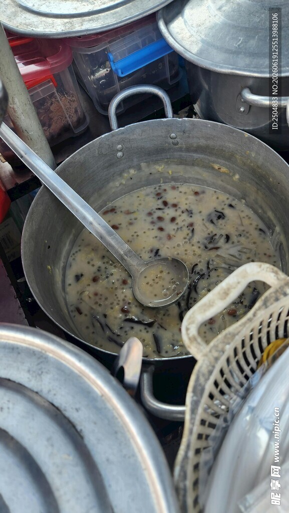 煮制中的食物与厨具