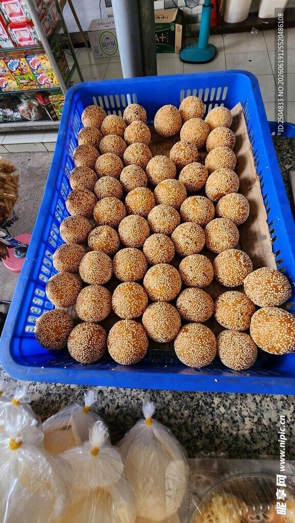 蓝色托盘中的圆润棕色食物