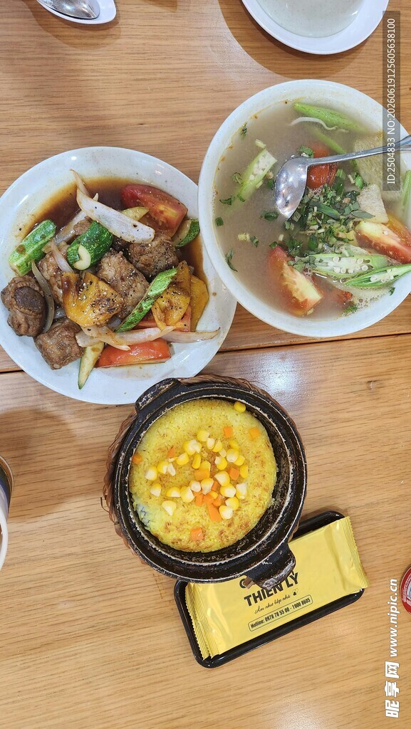 多样美食摆于木质餐桌