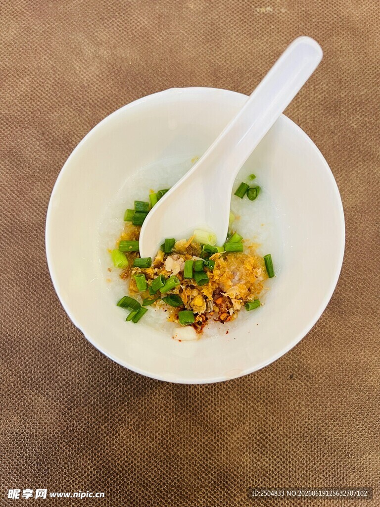 碗中美味馄饨配翠绿葱花