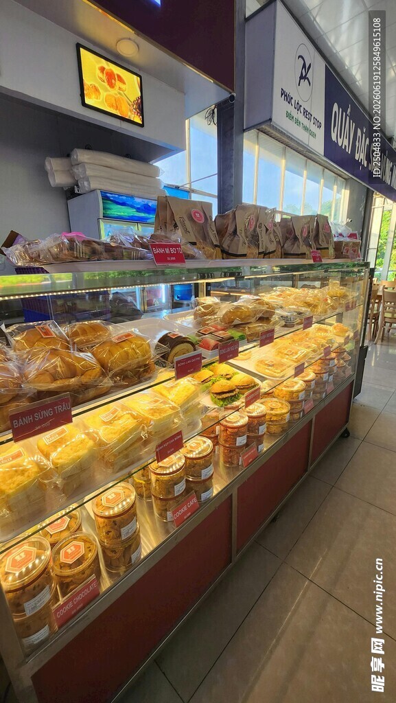 超市内丰富多样的烘焙食品