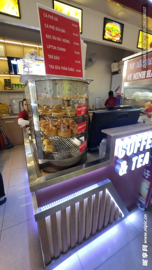 超市熟食区的新鲜食品展示