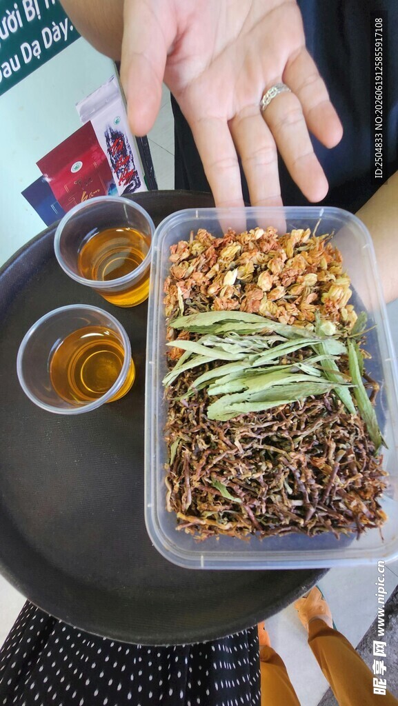 美味盒装炒菜与蘸料