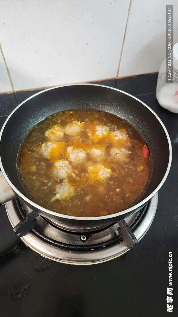 锅中煮着多彩丸子