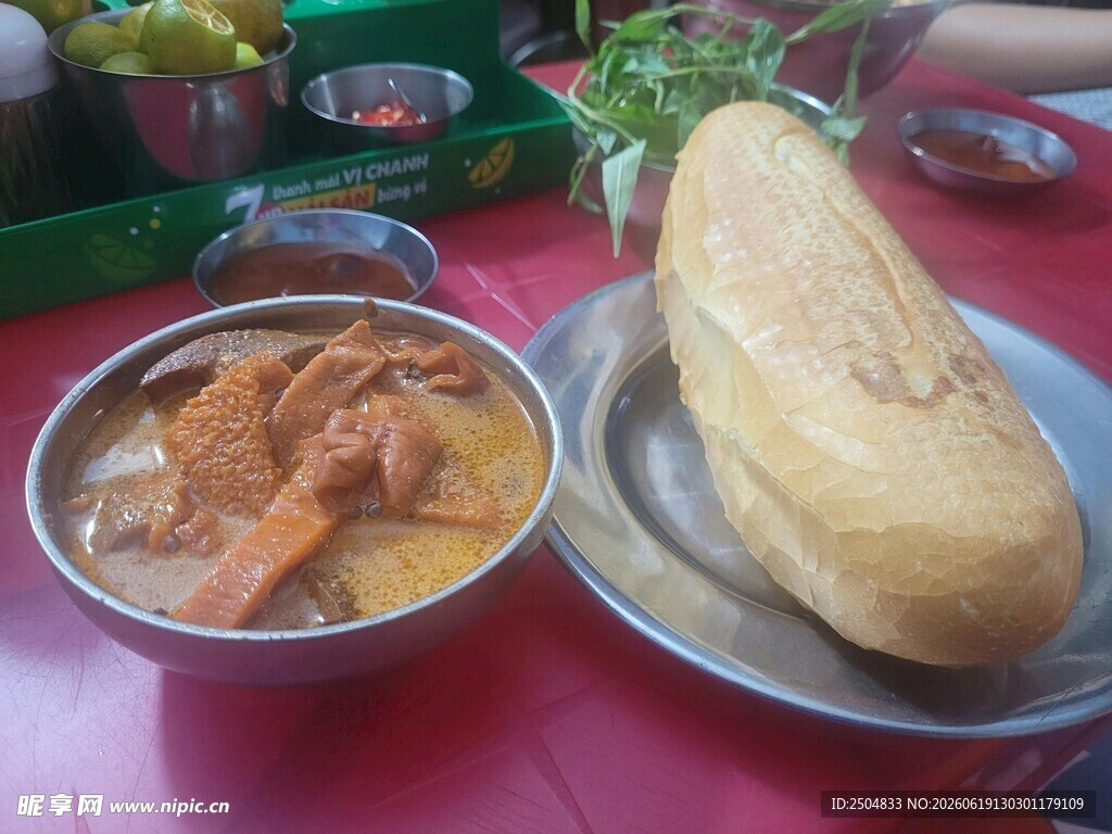 美味炖菜与面包