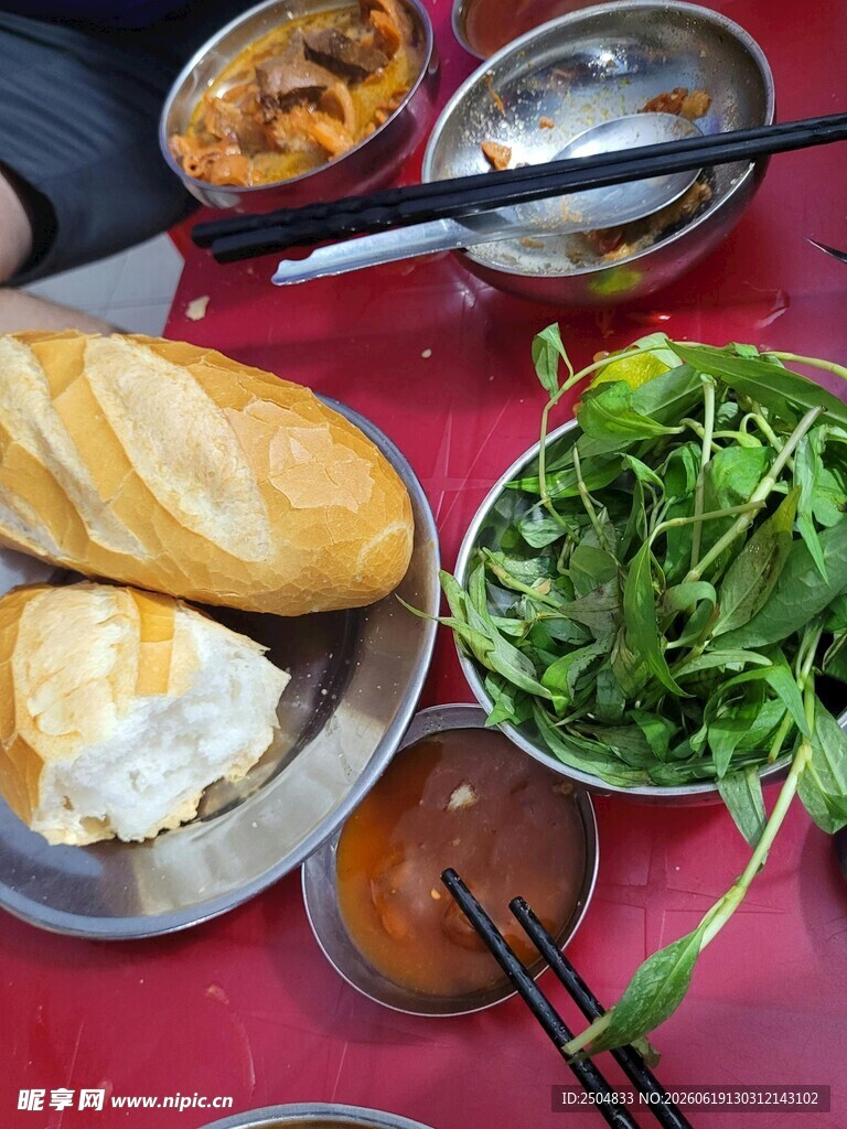 法式面包与新鲜蔬菜等