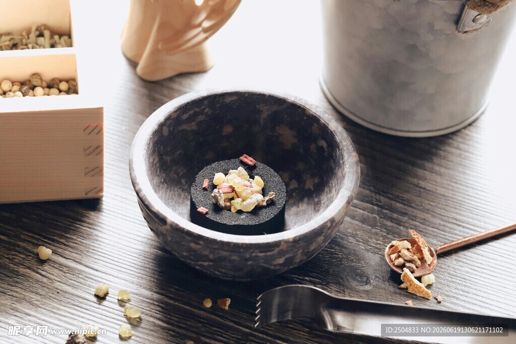古朴茶具与精致茶点
