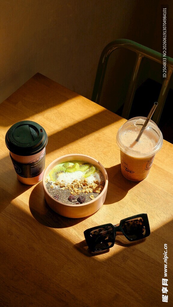 温馨桌面的美食与饮品
