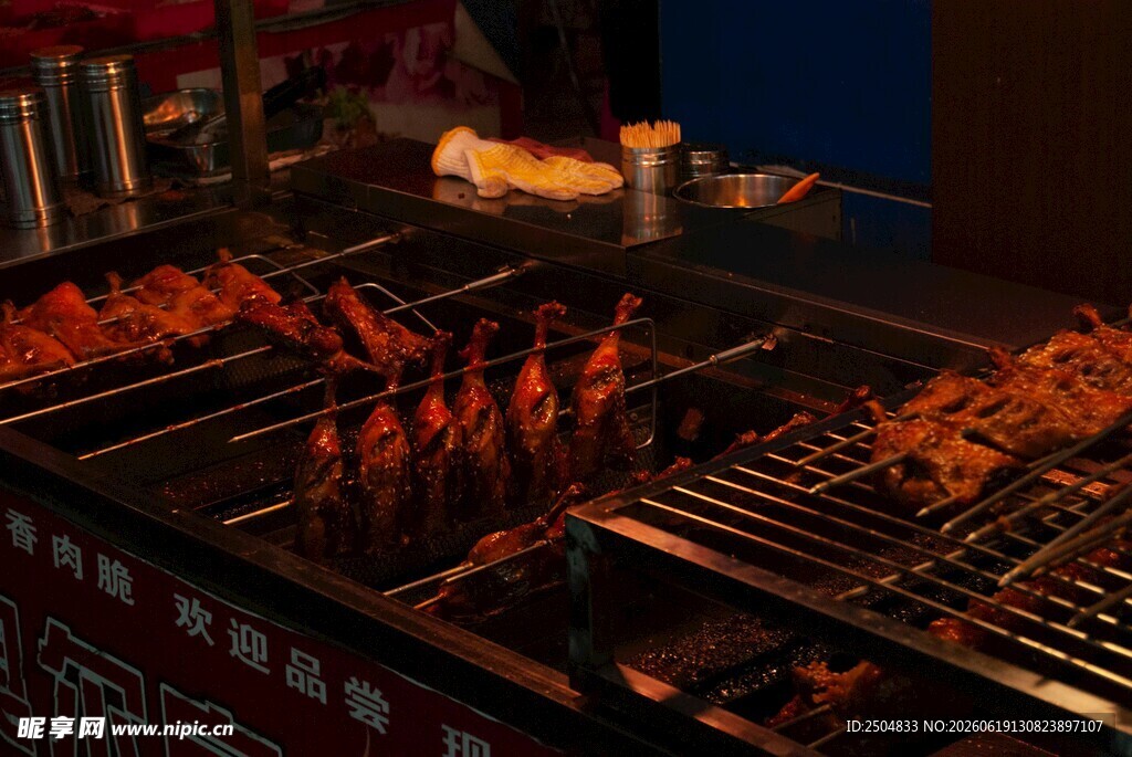 夜市美味烧烤架上现烤