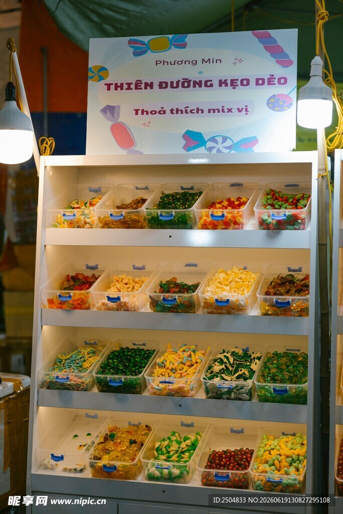 多彩食品陈列架展示丰富美食