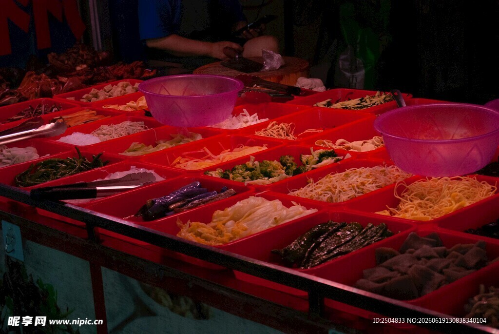 夜市多彩美食摊位