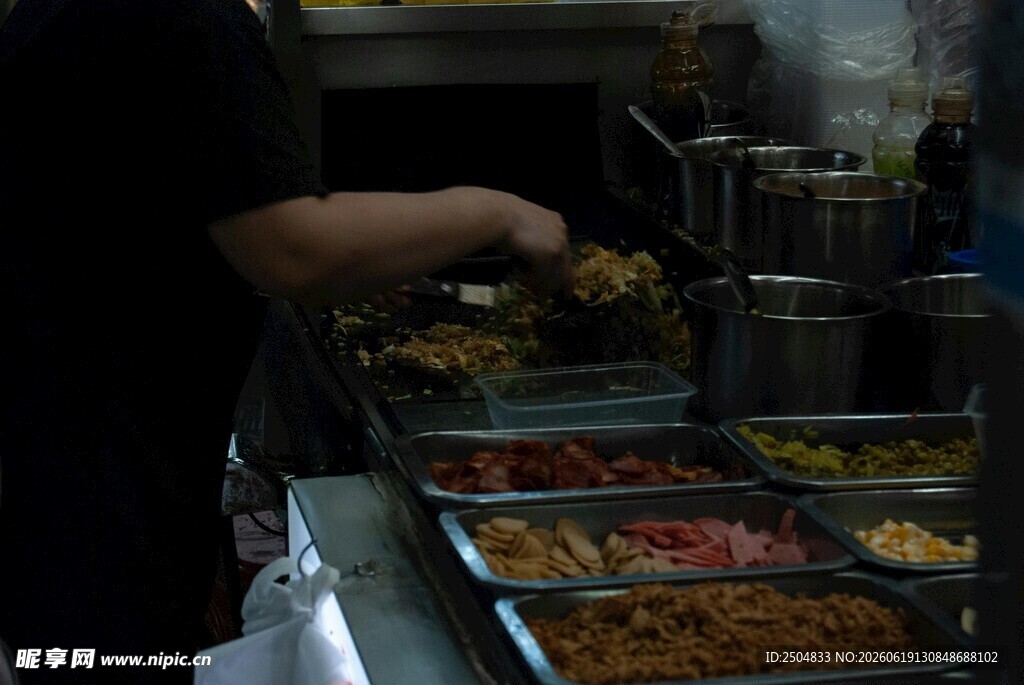 自助餐食台前的烹饪场景