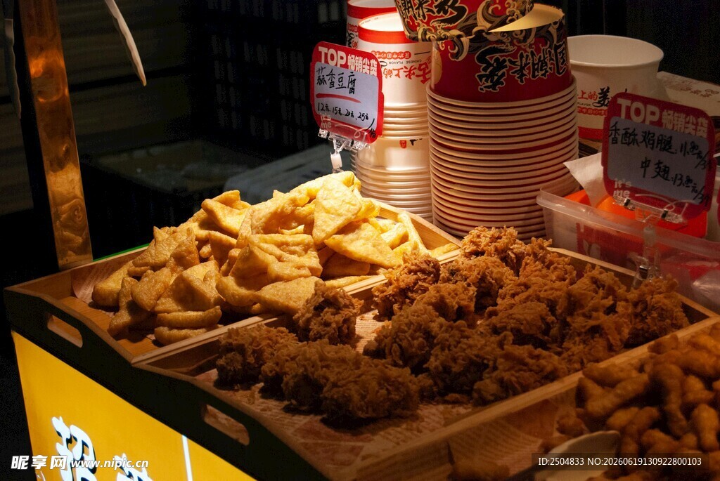 夜市美味小吃摊炸物展示