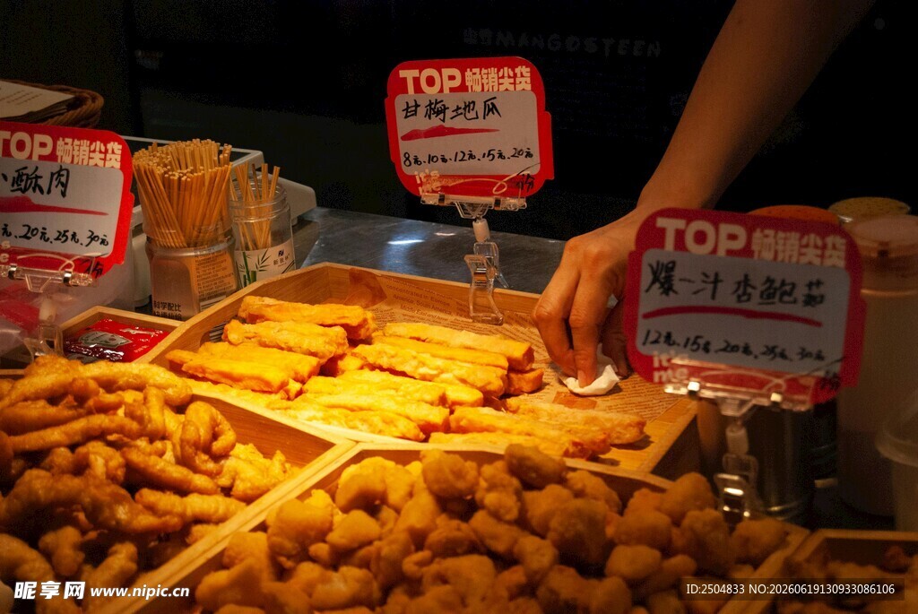 夜市美味小吃摊位展示