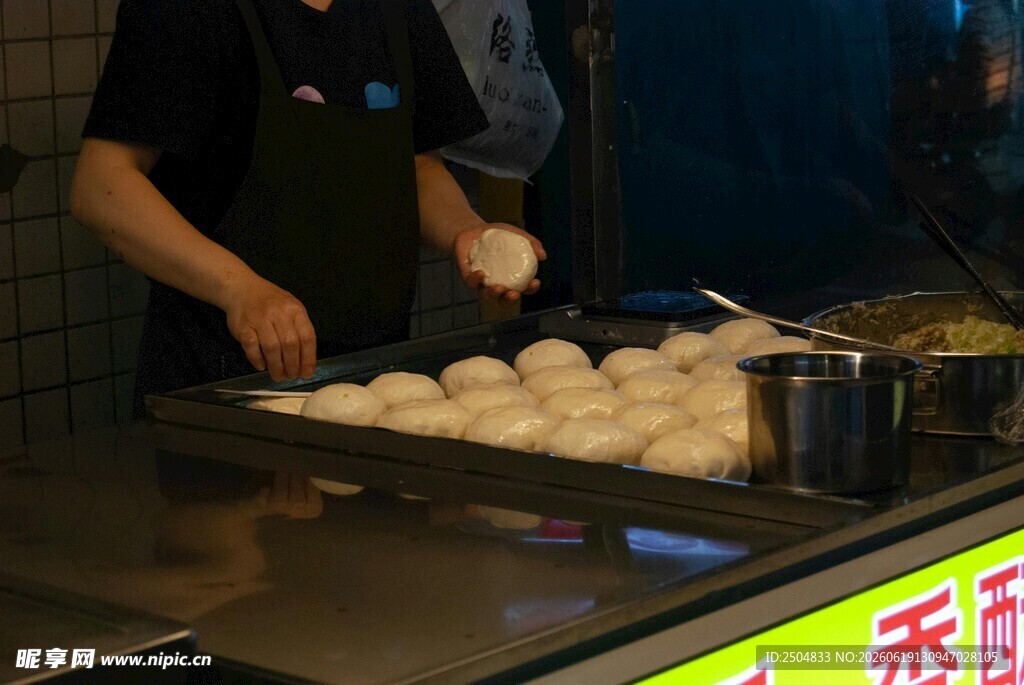 街头师傅制作美味包子