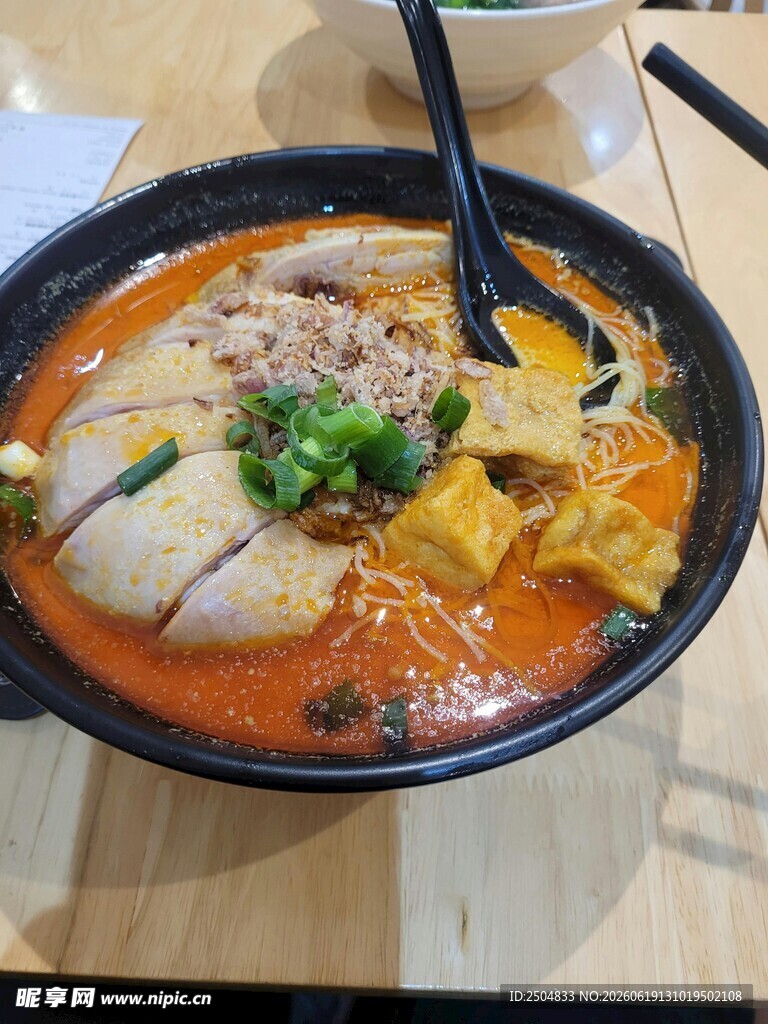 美味诱人的特色鸡肉火锅