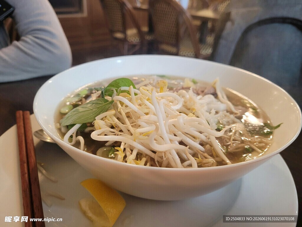 美味大碗面条配清新柠檬