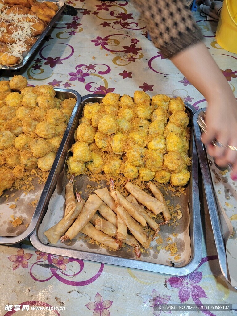 多样美味小吃摆放在桌