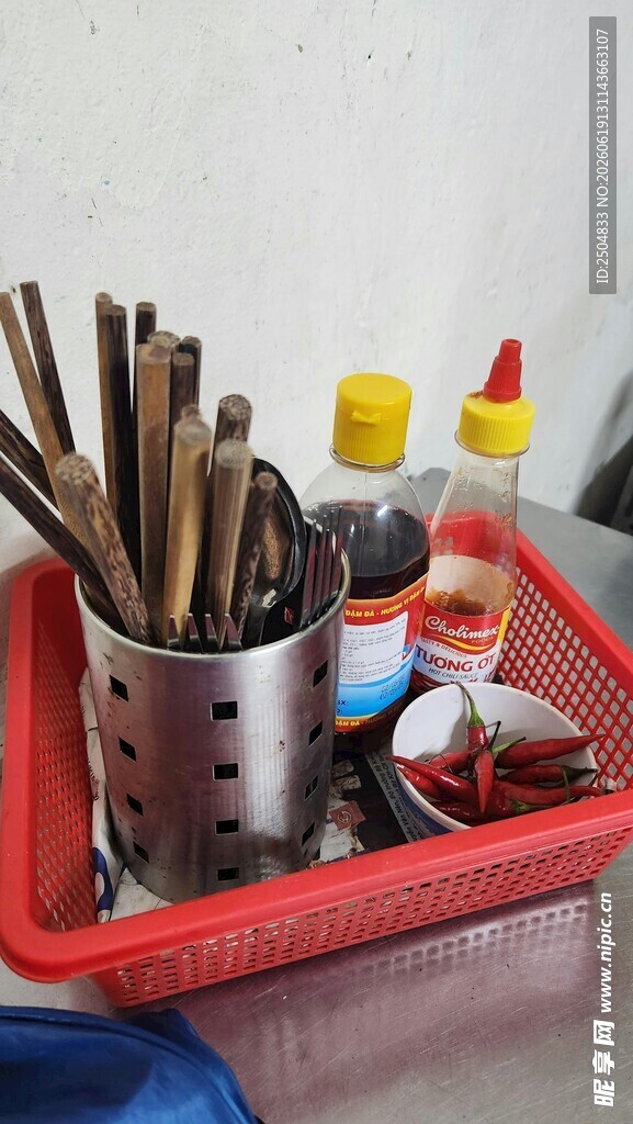 红色容器中的多样工具